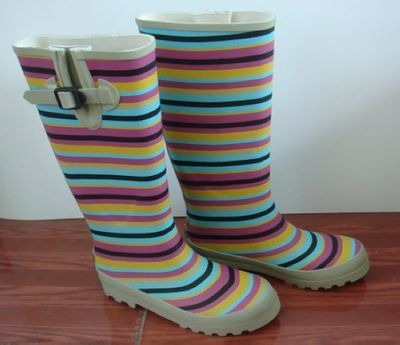 時尚新風(fēng)尚 全新外貿(mào)出口雨靴，雨天里的靚麗風(fēng)景線